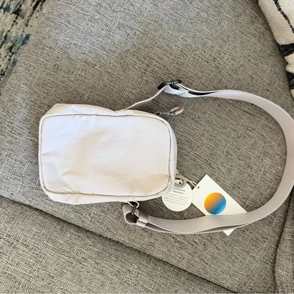 Vuori “All Around” Crossbody - Picture 3 of 3